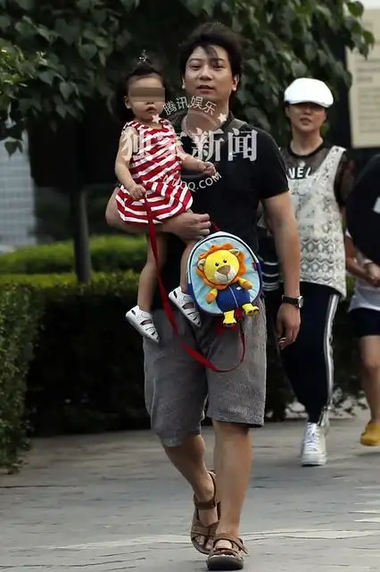 汤唯前男友田雨一家与友聚会 两岁女儿萌样可人(图)【3】