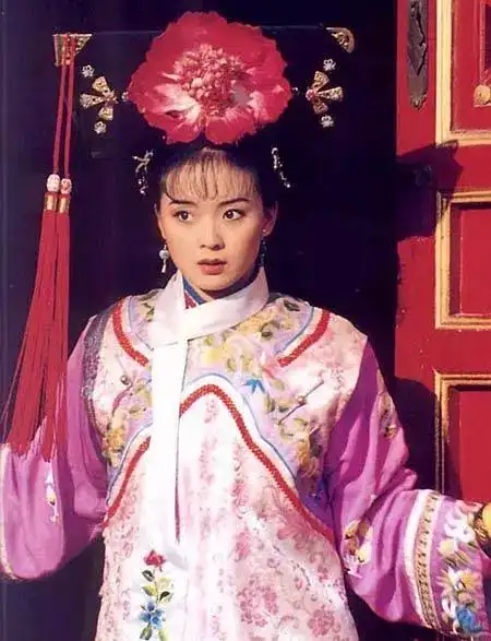 如今的她,已为人母眼睛里却保