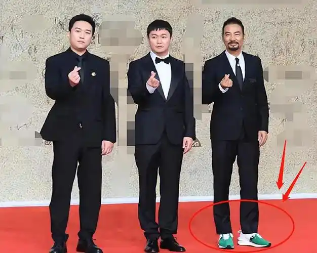 贾乃亮贾乃亮现身红毯,他穿着一身西装,内里搭配一件高龄打底衫,有种