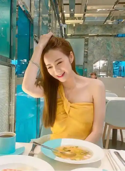 93年出生的梁茵是前tvb的一个女艺人,她是广东佛山人,但跑到了香港去