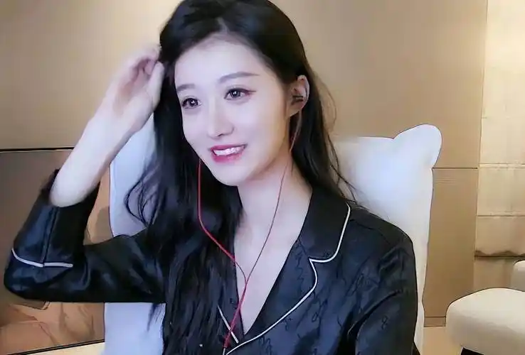 比如此前虎牙有一位主播名叫"林真心",很多网友应该都听过,作为平台