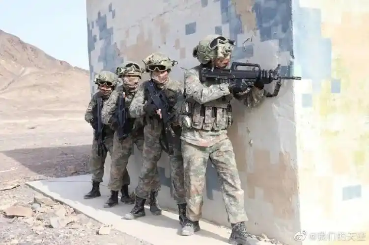 解放军东南劲旅配发新式单兵装具何时配上星空迷彩就更完美