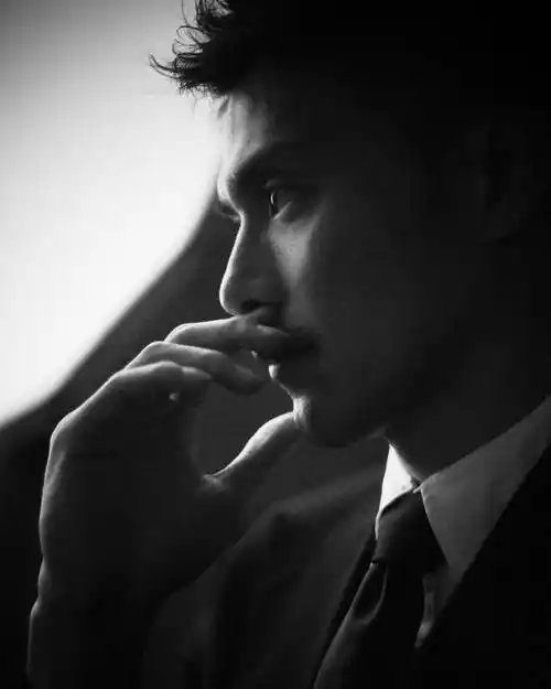 比球场上身穿球衣的他多了一丝安静,举手投足之间尽显成熟男人魅力