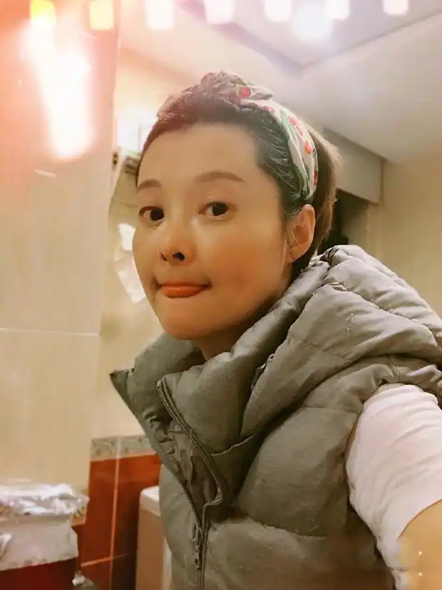 袁立睡前晒素颜照 被diss眼袋皱纹本人这样回复