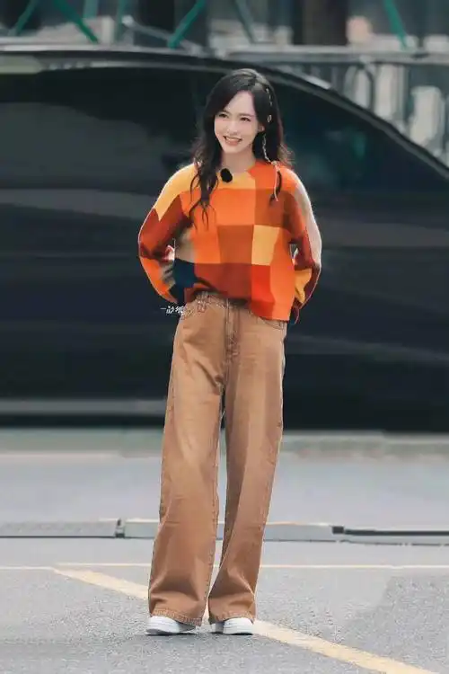 唐嫣带火了一种时髦穿搭:长羽绒服 毛衣 牛仔裤,高级洋气又保暖_黄色