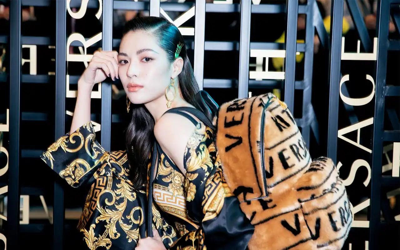 钟楚曦华丽潮服时尚写真高清桌面壁纸