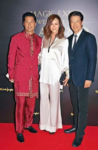 王盛德和弟弟王敏德以及弟媳马诗慧王盛德有个更有名气的弟弟,那就是