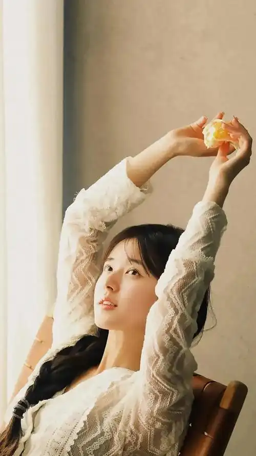 美女系列壁纸第145期,如诗如画,如梦如幻,呈现的是一位令人倾倒的美女