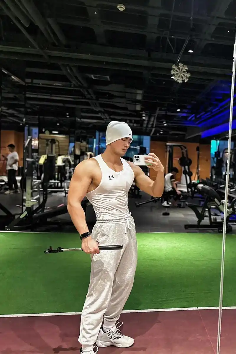 健身男孩|健身照片|对镜拍.@你寂寞的姐妹来看男人 头套:李 - 抖音