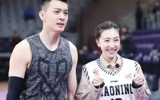 但到了近日,随着杨鸣的妻子唐佳良的一条社交动态,让她与杨鸣之间的