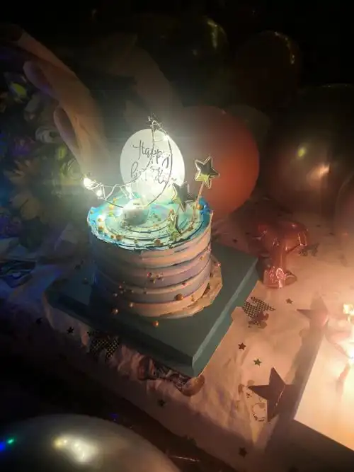 生日蛋糕加烛光很有意境