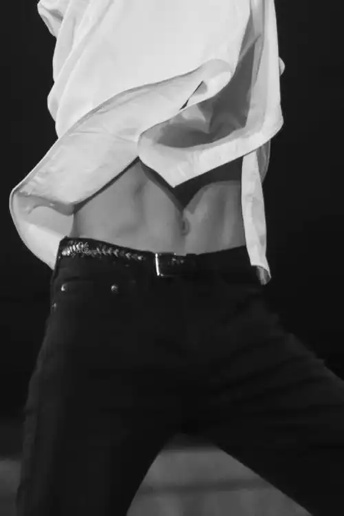 点开收看还不到16岁的易烊千玺的腹肌@tfboys-易烊千玺#易烊千玺电影