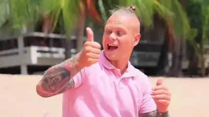 搞笑老外:妈妈为了防止女儿走丢居然在她连上贴了二维码?