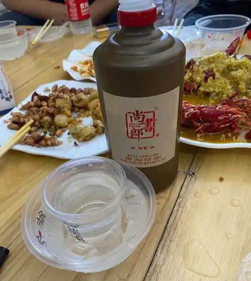 你夏天喜欢喝冰镇白酒吗白酒到底能不能冰着喝