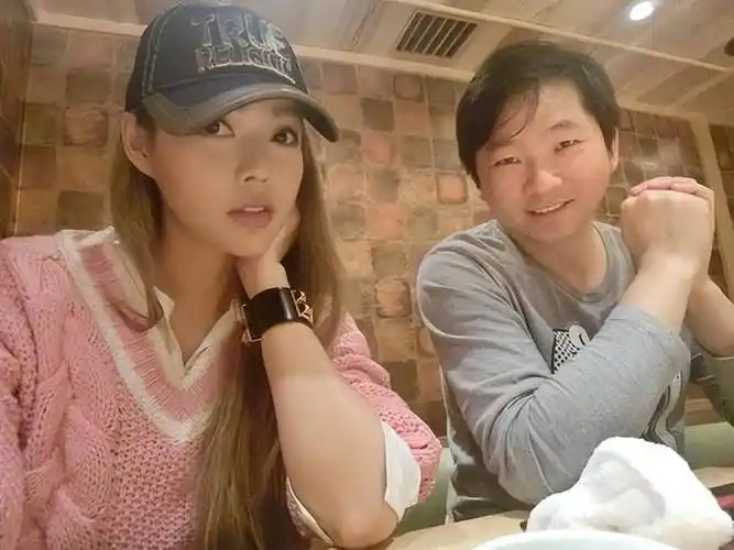 傻人有傻福嫁大15岁富豪,1继女1子人生圆满_殷琦_张仕育_梁赫群