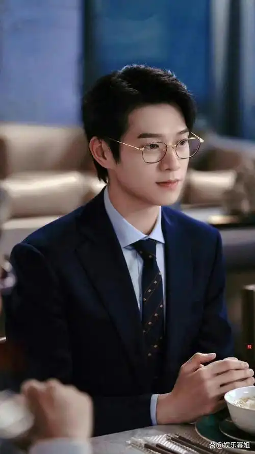 魏大勋微博背景图换成孟宴臣,网友:没人能比魏大勋更爱孟宴臣_深圳