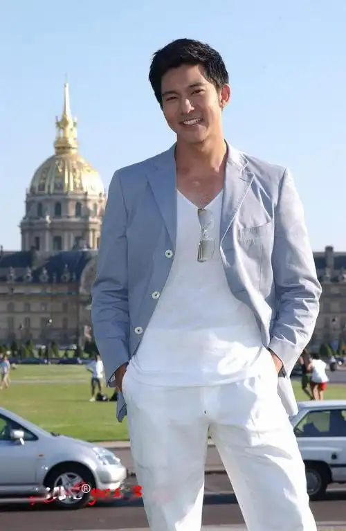 "尖嘴猴腮"还尬演贵公子?这10位男明星告诉你,什么叫贵气天成