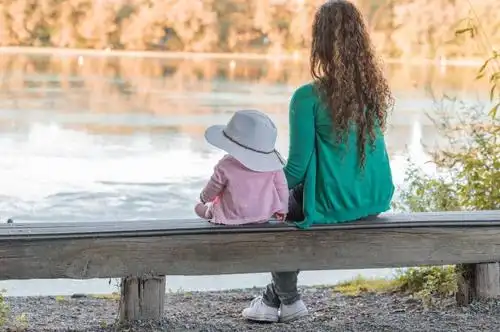 母亲在床上抱着她的孩子