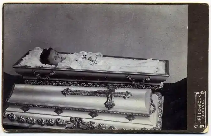 重口味审美!19世纪流行的遗体艺术照