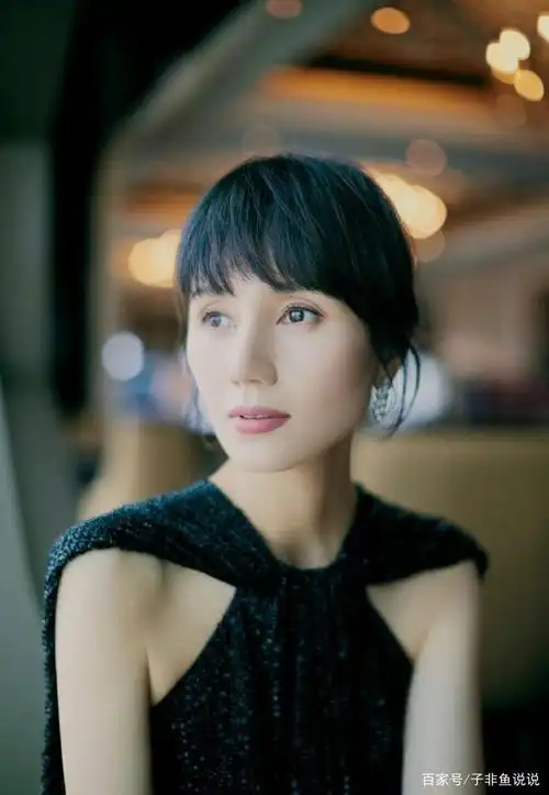 袁泉获百花奖影后,气质超群实至名归,眼睛里充满了故事感