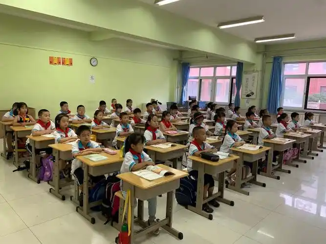 上课认真听讲的同学们