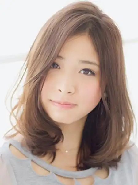 三七分内扣中长发 | 这款内扣发型长度到锁骨位置三七分的斜刘海柔和