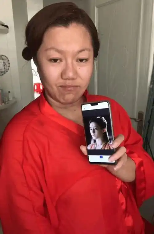 抖音疯传40岁大妈化妆成热巴,网友:大妈化妆技术,真的是太牛了
