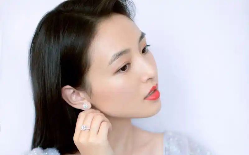 吴倩优雅迷人写真桌面壁纸