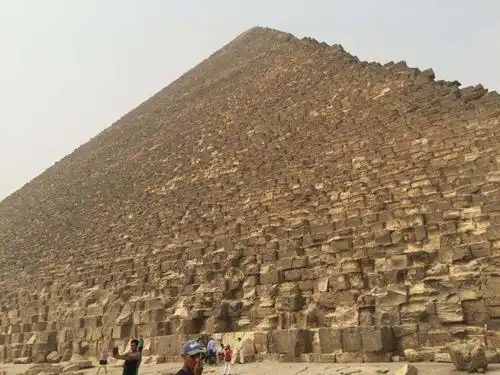 而且形状疑似倒立着的金字塔,这一诡异想象马上警醒了人们:难道是外星