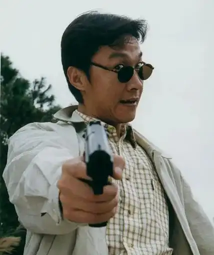 张世豪被捕入狱1997年12月的一天,在香港新界,警方逮捕了阿勋(徐经锁