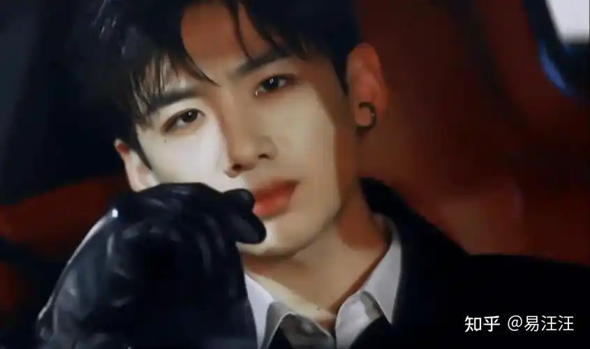 看了soul上的姐妹安利的明侦衍生剧《目标人物》中白敬亭眼神太绝了吧