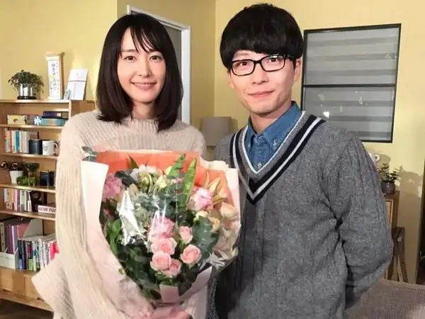 新垣结衣与星野源闪婚.(图/翻摄自ig@aragakiyui_fanspage)