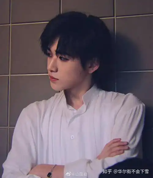 素颜好看到过分,标准八齿笑的宋亚轩一旦你get到就会沉沦