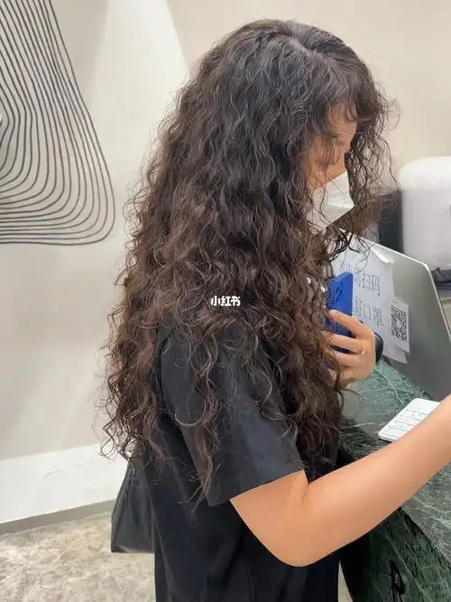 这款麦穗卷弯曲弧度比较流畅自然,相比较大卷烫发来说是一个妥妥的小