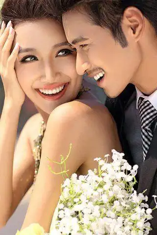 接吻的幸福恋人