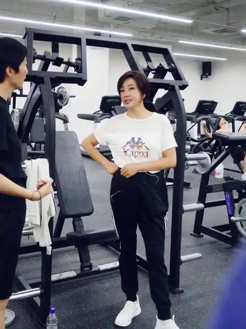 刘晓庆与鲍春来打羽毛球,65岁穿紧身衣曲线完美,皮肤紧致似少女_运动