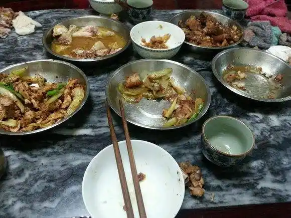 城里饭菜在美味也比不了这种农村饭,吃着真香!