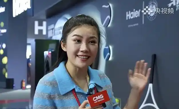 郑子可尽显调皮小可爱一面在广交会骑着电动代步车出场做报道