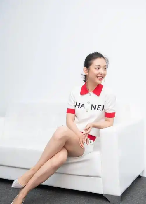 吴倩穿搭超有范,牛仔衬衣 白色裤子时尚又气质,丸子头大气简约_服装