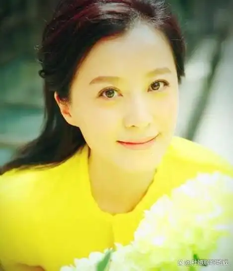 美女演员徐露:当红时隐退嫁大7岁老公,今与17岁女儿同框似姐妹