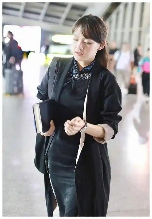 16岁文淇会穿,黑色旗袍配黑大衣成熟老练,脚踩马丁靴变气场女王
