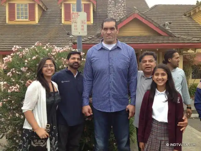 摔角wwe选手巨人卡裏演最萌身高差 按著对手打