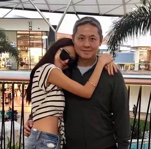 台湾第一名媛孙芸芸花20万的包装狗她到底多有钱