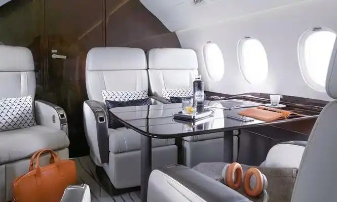 猎鹰2000lxs公务机内饰图片,一起来看机舱内都有哪些设施.