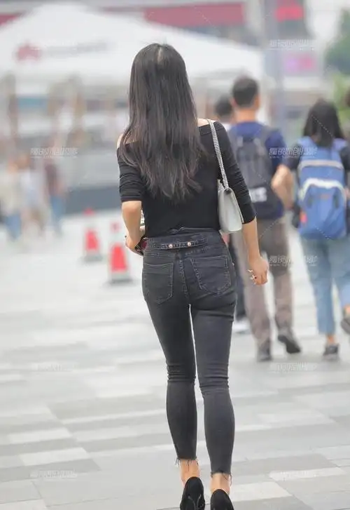 街拍美女,黑色牛仔裤小姐姐,牛仔裤搭配高跟鞋非常漂亮!