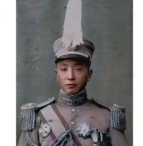 张作霖20岁与40岁时的照片年轻时眉清目秀是个帅气小鲜肉