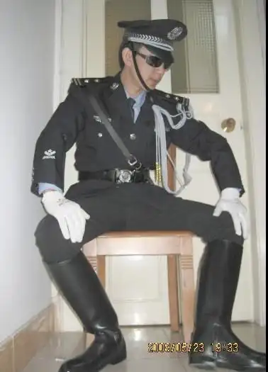 【转载】警察爱穿大马靴1