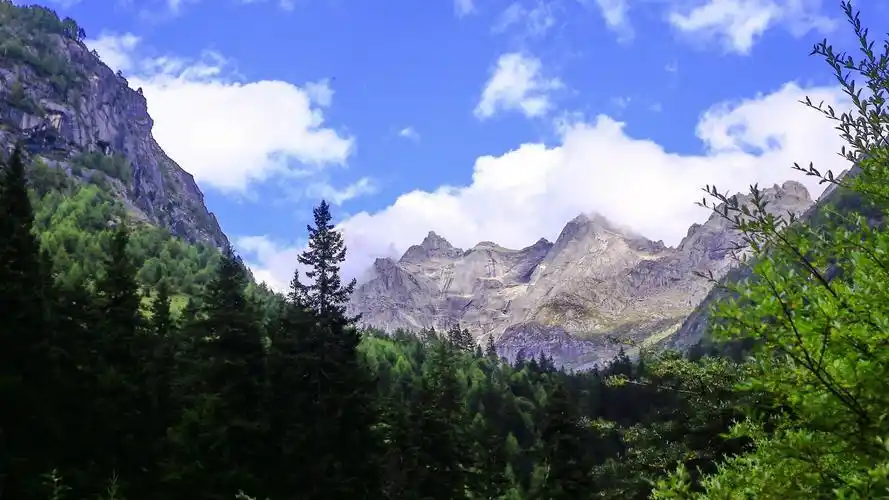 该壁纸以风景,自然,高山,雾气为主,把四姑娘山的前世今生唯美风景电脑