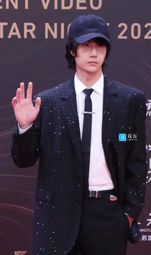 王一博红毯走成秀场##腾讯视频星光大赏##王一博没选红毯随便走