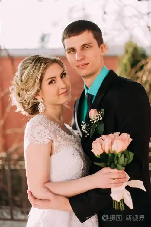 couple 新婚新娘和新郎在婚礼上的自然绿色森林在接吻肖像照片.